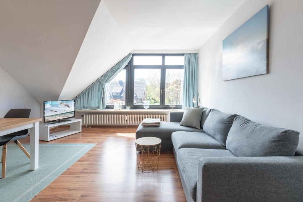 a living room with a couch and a table at Lütte Brise in Olsdorf