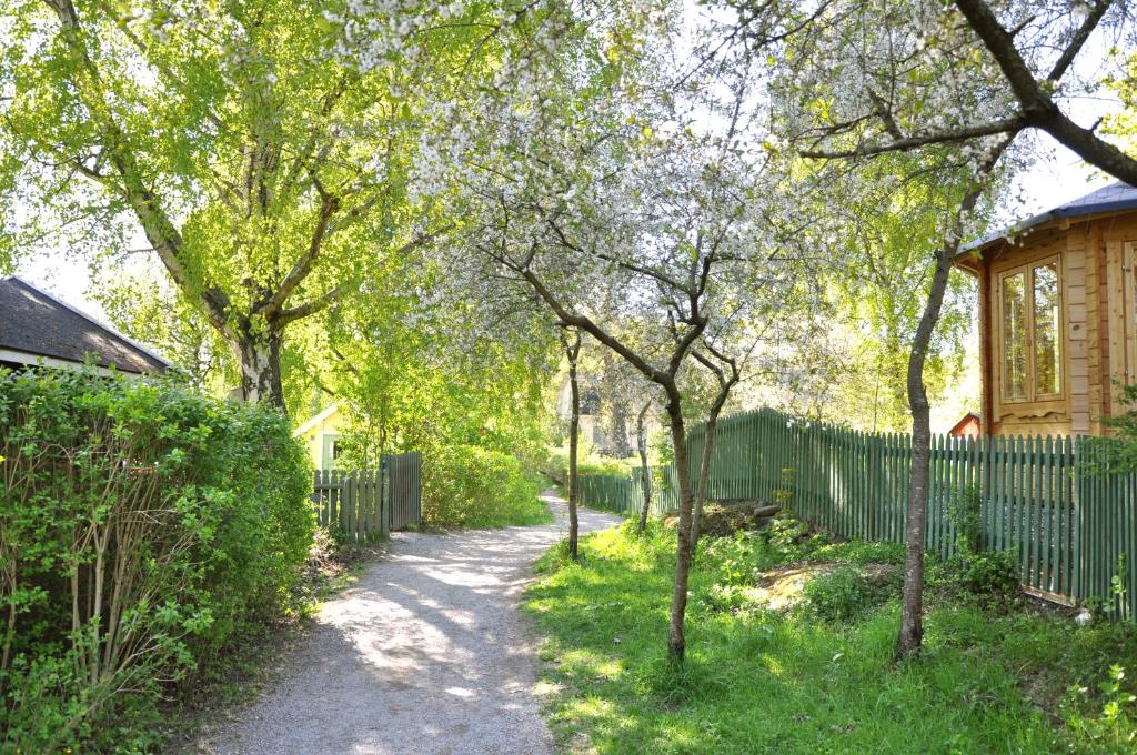 Ein Garten an der Unterkunft STF Långholmen Hostel