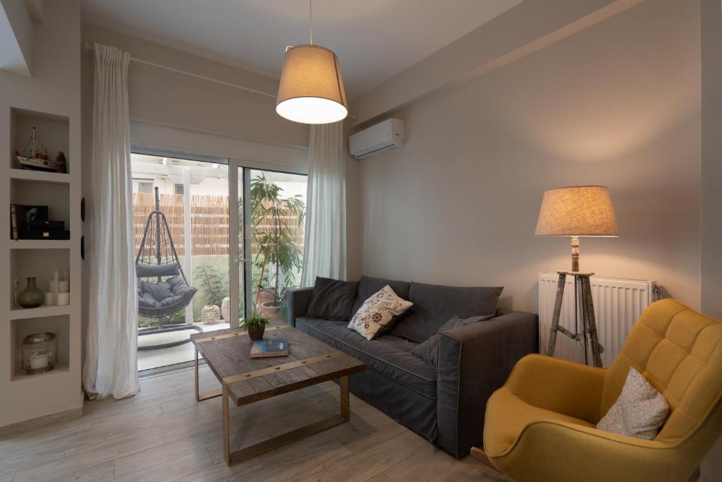 Χώρος καθιστικού στο 1BR Athenian Serenity 15 Minutes From Acropolis