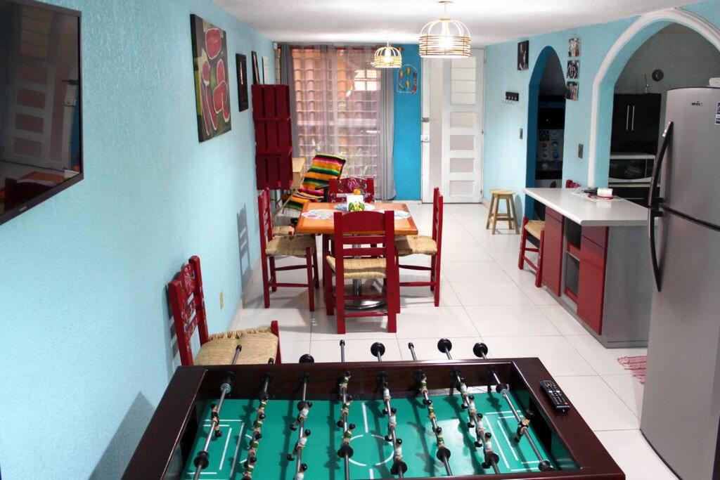 a kitchen and dining room with a pool table at Colorida Casa Azul en Texcoco Centro WiFi Cocina in Texcoco de Mora