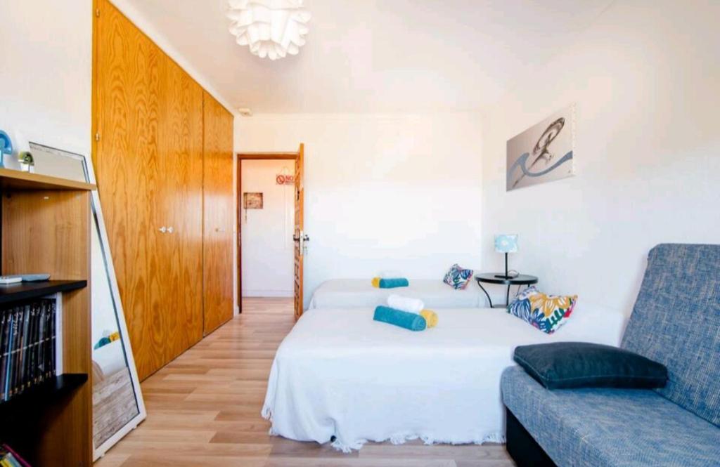 un soggiorno con letto e divano di Casa Ridao-Habitación Indalo con vistas a Mojácar