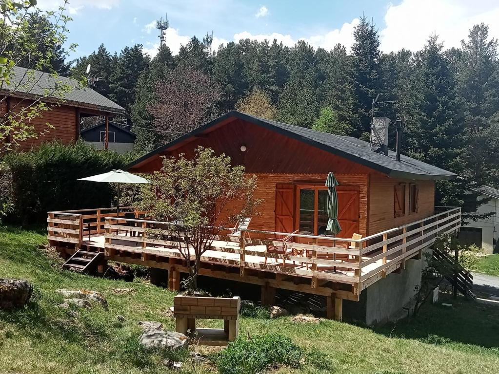 Budynek, w którym mieści się dom w stylu alpejskim