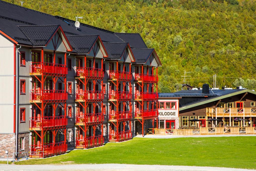 Ski Lodge Tänndalen في تاندالين: مبنى فيه بلكونات حمراء جنبه