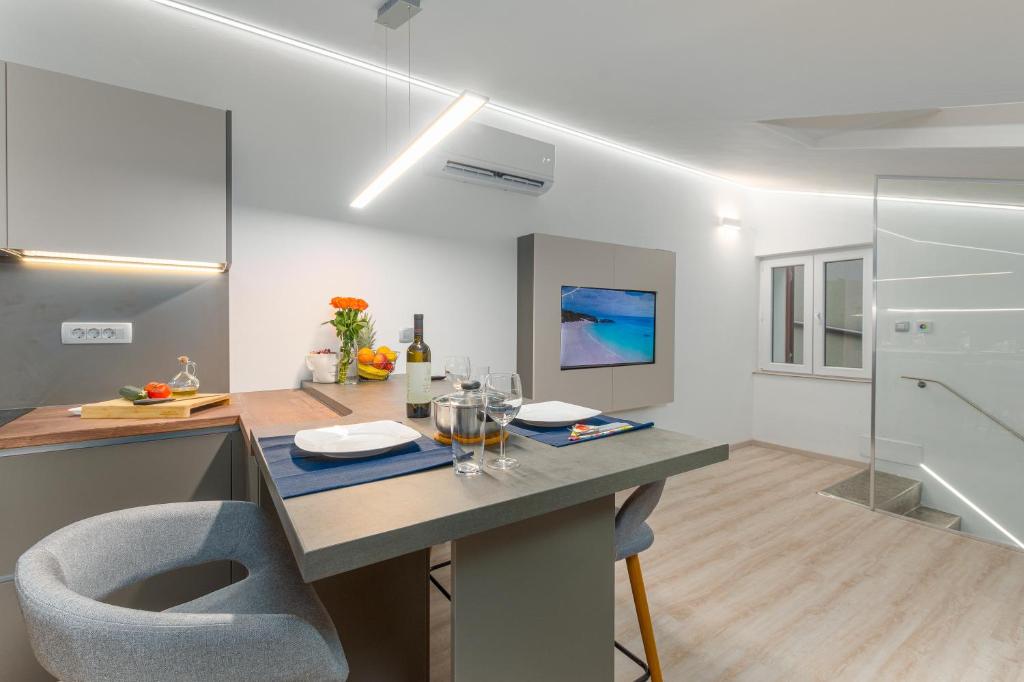 TV a/nebo společenská místnost v ubytování Apartment Ena Near Pula Amphitheater