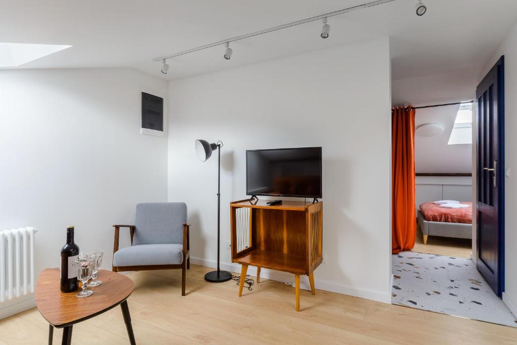 Televízia a/alebo spoločenská miestnosť v ubytovaní Zoliborz P&O Serviced Apartments