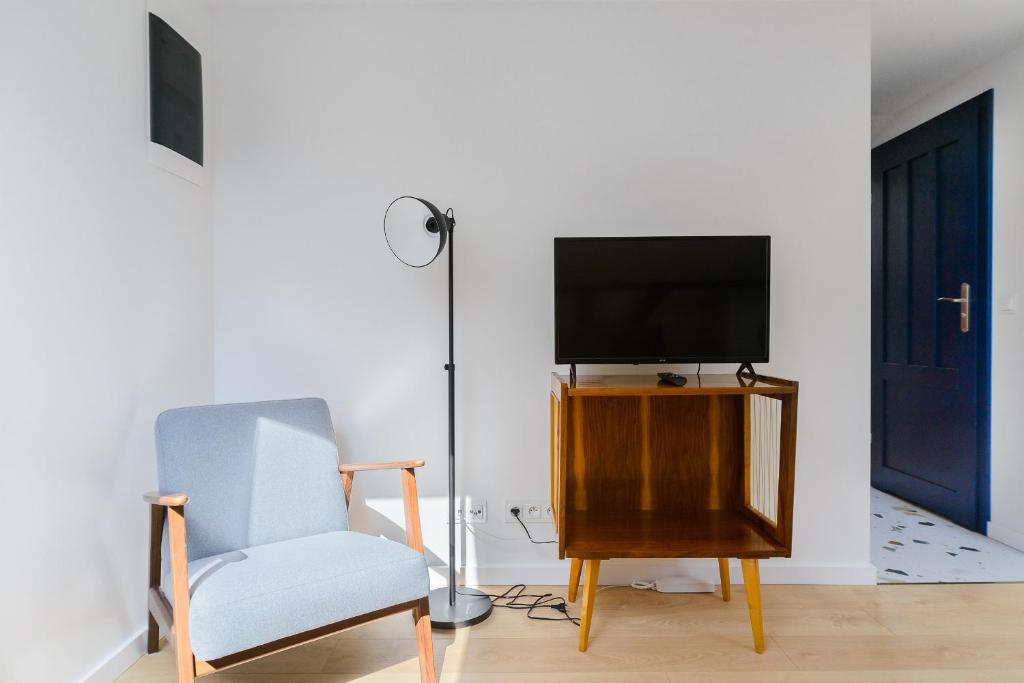 Televízia a/alebo spoločenská miestnosť v ubytovaní Zoliborz P&O Serviced Apartments