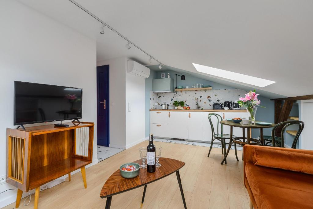Televízia a/alebo spoločenská miestnosť v ubytovaní Zoliborz P&O Serviced Apartments