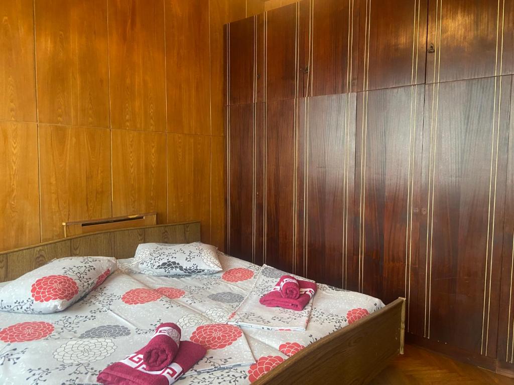Postel nebo postele na pokoji v ubytování Luka Family Guest House