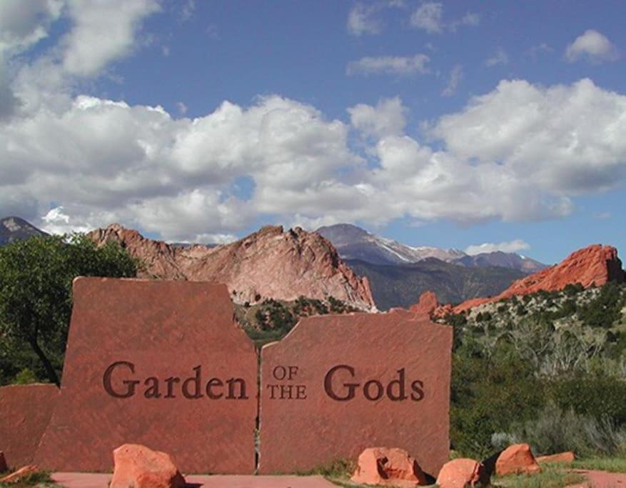 um sinal para o jardim dos deuses no deserto em Beautiful Perfectly Located Hot Tub Fire Pit Bikes em Colorado Springs