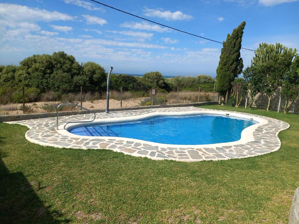 Bazén v ubytovaní Apartamentos Cala Isabel alebo v jeho blízkosti