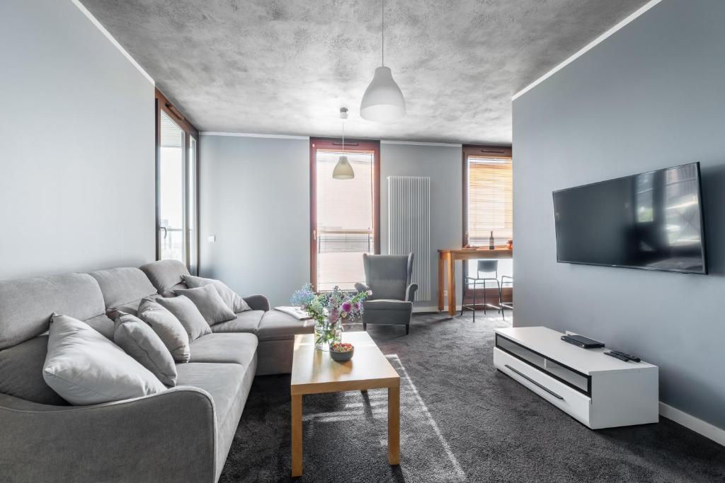 Televízia a/alebo spoločenská miestnosť v ubytovaní Kolejowa 45A P&O Corporate Accommodation