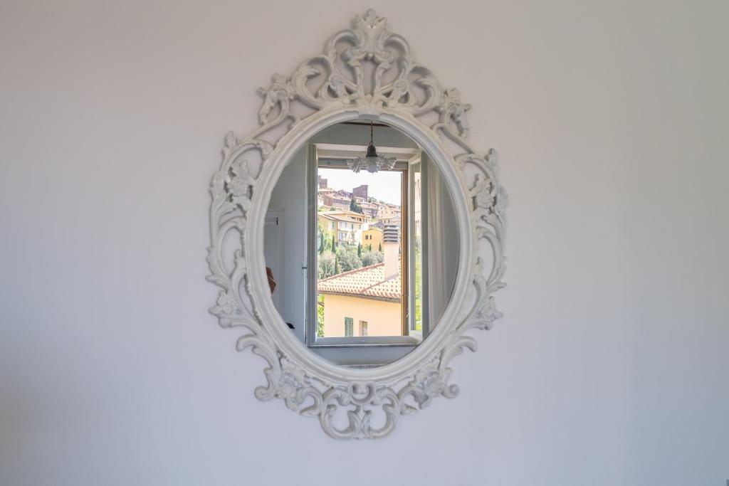espejo con vistas a una ventana en B&B Il Rosmarino, en Cortona