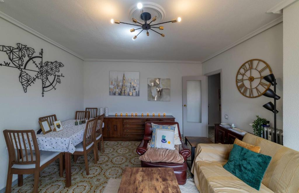 uma sala de estar com um sofá e uma mesa em Ático Las Viñas em Zamora