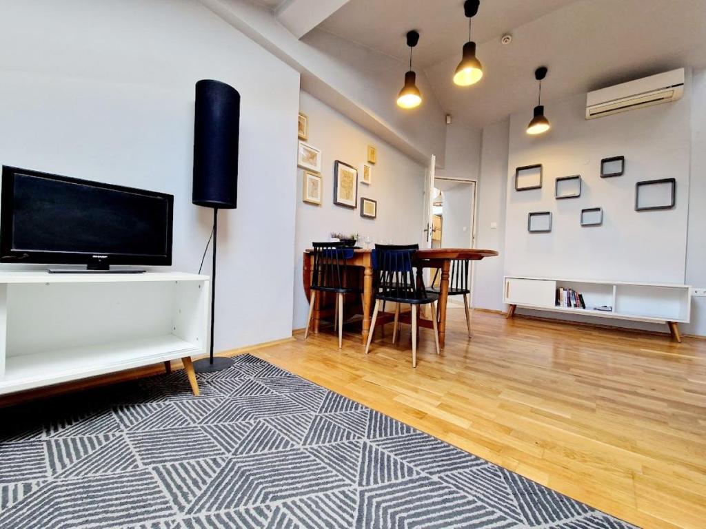 Televízia a/alebo spoločenská miestnosť v ubytovaní Zulu Apartments Old Town