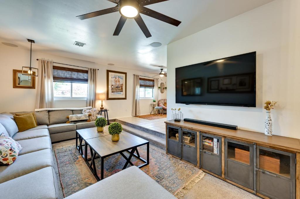 Et tv og/eller underholdning på Yuma Vacation Rental with Private Pool and Patio!