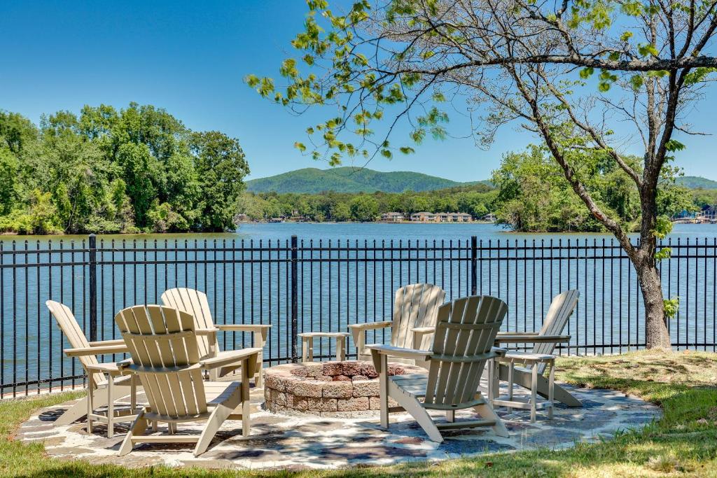 Waterfront Arkansas Vacation Home on Lake Hamilton, Rockwell Updated