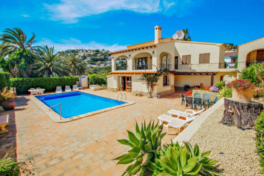 eine Villa mit Swimmingpool und ein Haus in der Unterkunft Alice - holiday home with private swimming pool in Benissa in Benissa