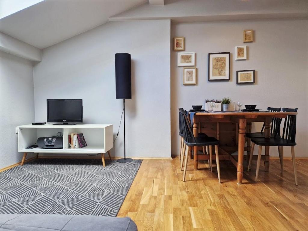 Televízia a/alebo spoločenská miestnosť v ubytovaní Zulu Apartments Old Town
