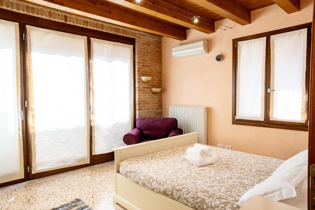 A bed or beds in a room at Ca' Tintoretto