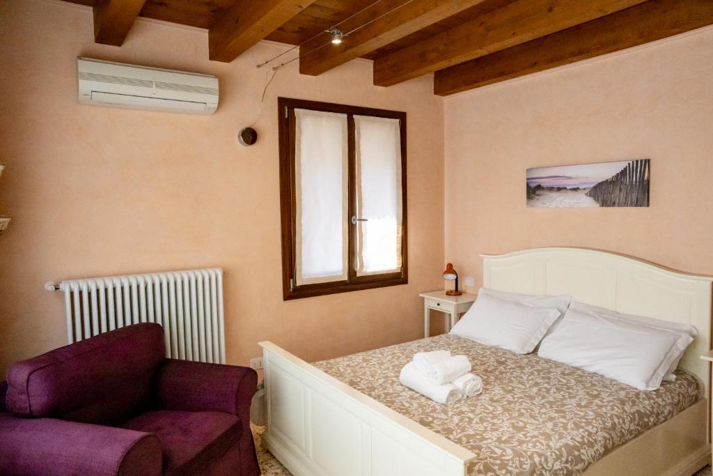 A bed or beds in a room at Ca' Tintoretto