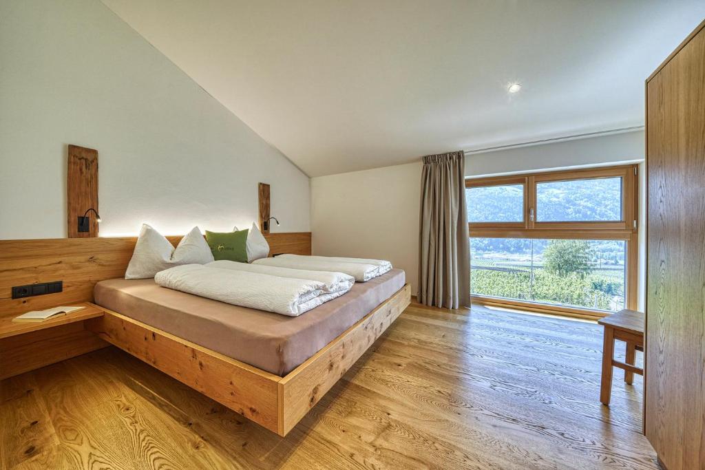 Łóżko lub łóżka w pokoju w obiekcie Pröfinghof - Urlaub auf dem Biobauernhof
