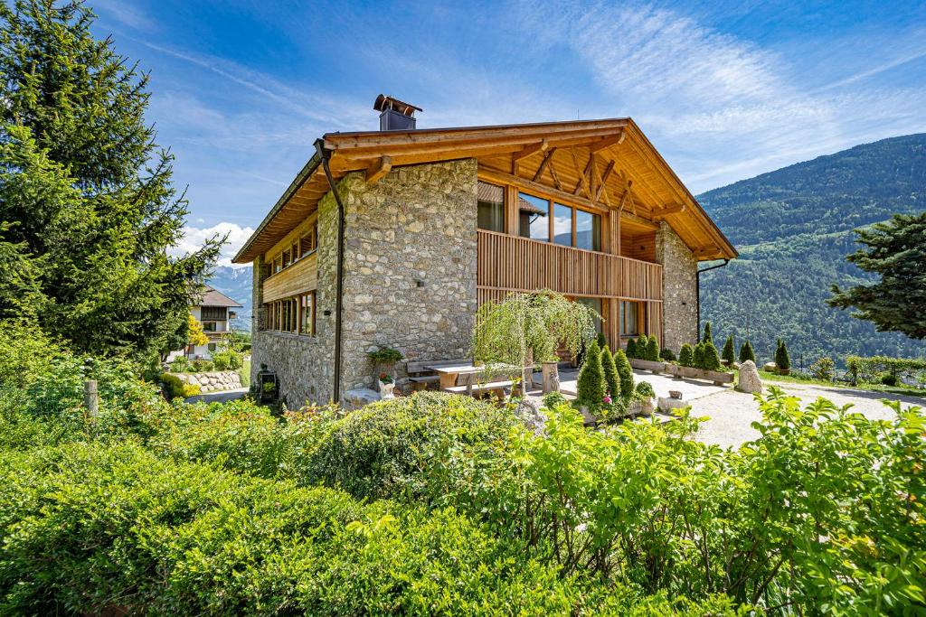 kamienny dom z drewnianym dachem w obiekcie Pröfinghof - Urlaub auf dem Biobauernhof w mieście Parcines