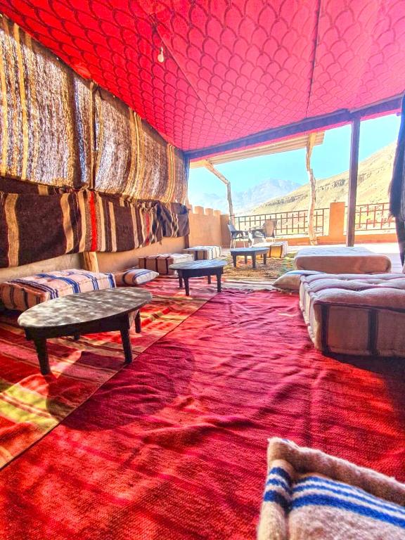 salon z kanapą i czerwonym dywanem w obiekcie La Perle d'adassil 