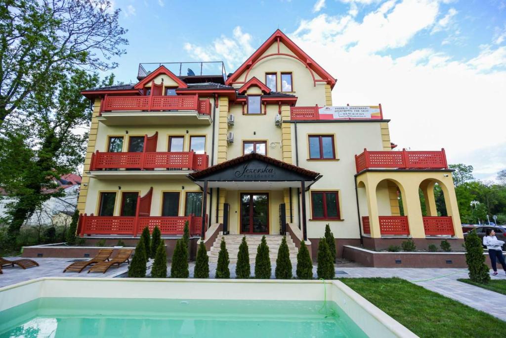 ein großes Haus mit Pool davor in der Unterkunft ETA APARTMENT in Palić