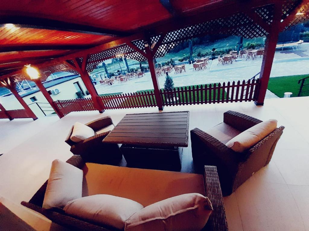 Posezení v ubytování Complex Turistic Cetatea Drencova