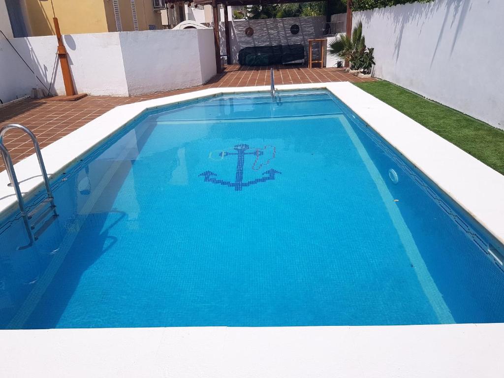 Bazén v ubytovaní Spacious House with Private Pool in Vera, 420 sqm alebo v jeho blízkosti