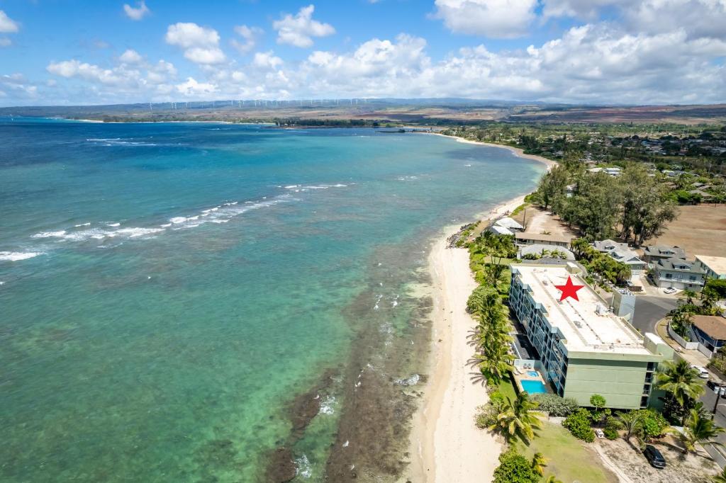 una vista aérea de una playa con una estrella roja en Sunset Shores - Waialua Oceanfront Retreat, en Waialua