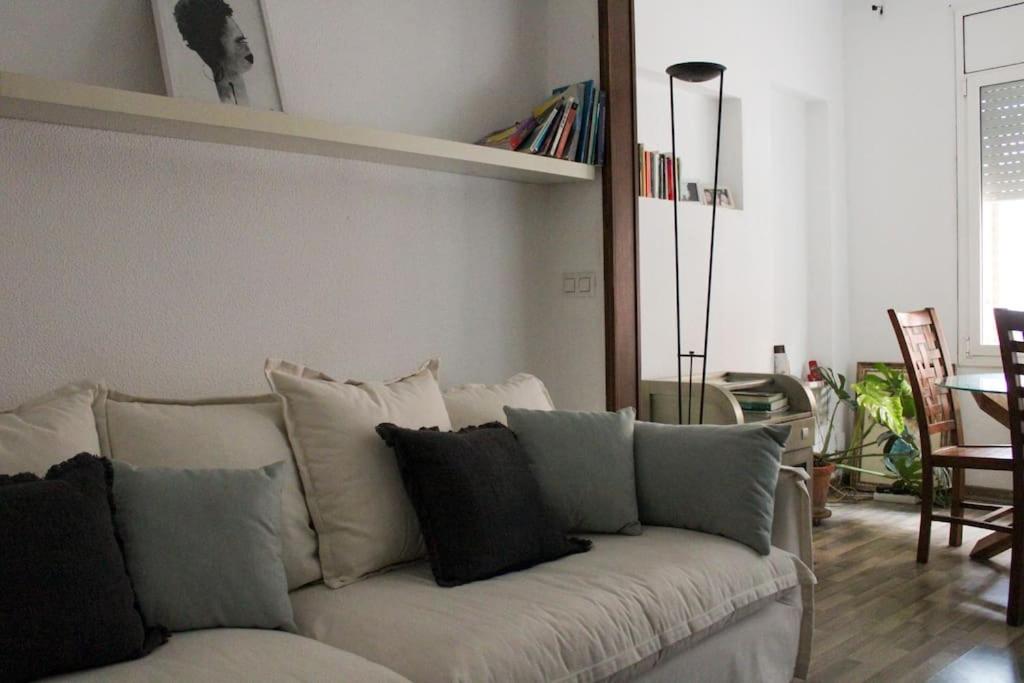 - un salon avec un canapé blanc et des oreillers noirs dans l'établissement Can Jiz, à Figueres