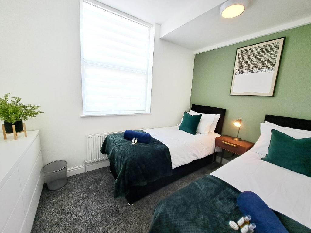 1 Schlafzimmer mit 2 Betten und einem Fenster in der Unterkunft Bright 3 Bed Apartment With Terrace, Free Parking! in Watford
