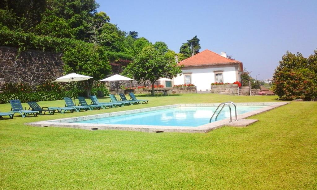 - une piscine dans la cour d'une maison dans l'établissement 6 bedrooms villa with private pool furnished garden and wifi at Santo Tirso, à Santo Tirso