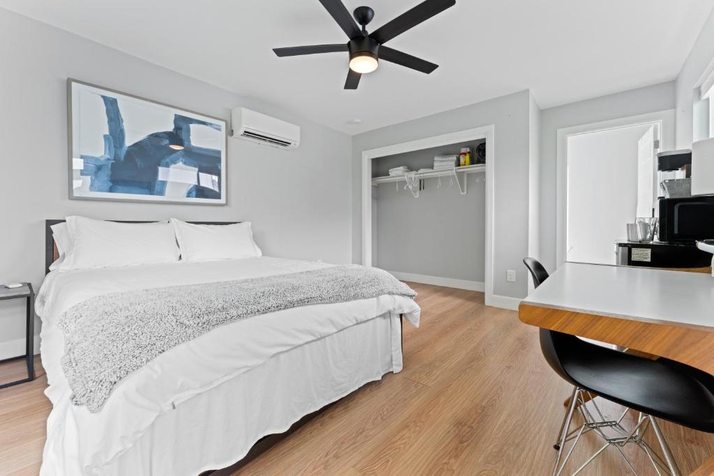 um quarto com uma cama, uma secretária e uma ventoinha de tecto em Detached 1 Bed 1 Bath In-law Suite 3 miles from Downtown! em Austin