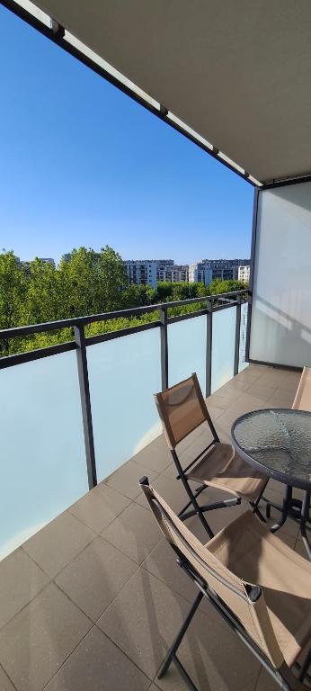 Rõdu või terrass majutusasutuses WellSituated 1 Bedroom Condo in Warsaw
