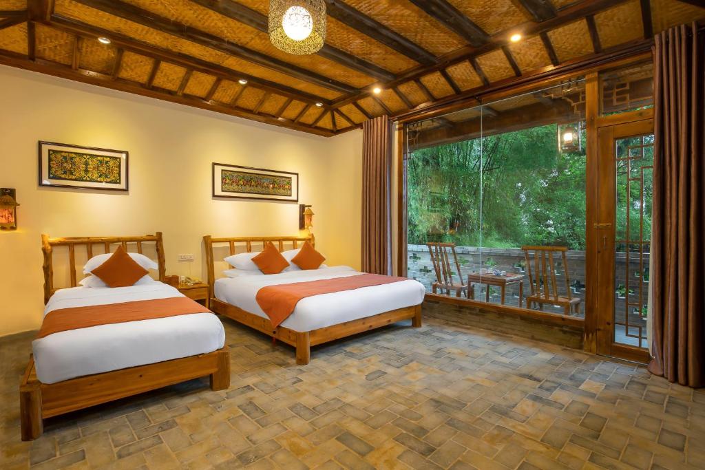 Postel nebo postele na pokoji v ubytování Yangshuo River Lodge Hotel-Free pick up from Yangshuo Area over three nights