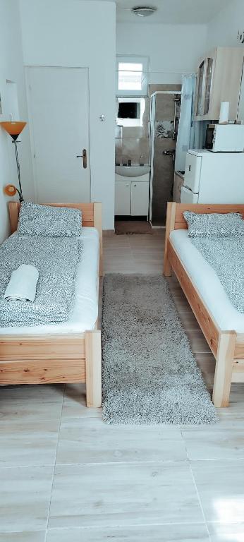 Łóżko lub łóżka w pokoju w obiekcie Napfény Apartmanház Balatonberény