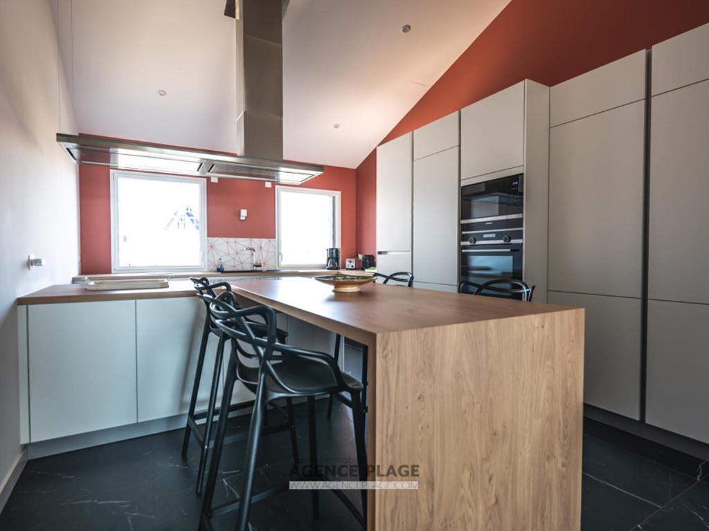 Kuchyňa alebo kuchynka v ubytovaní Maison avec Garage & WIFI au Centre des Sables-d'Olonne - FR-1-197-565