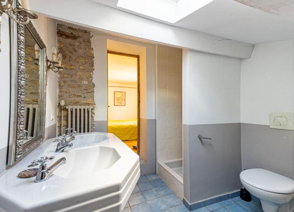 a bathroom with a white sink and a toilet at Villa de 6 chambres avec piscine privee jardin clos et wifi a Saignon in Saignon