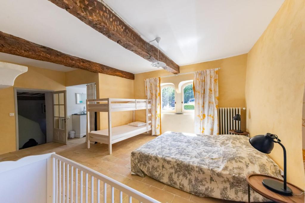 a bedroom with a bed and a staircase at Villa de 6 chambres avec piscine privee jardin clos et wifi a Saignon in Saignon