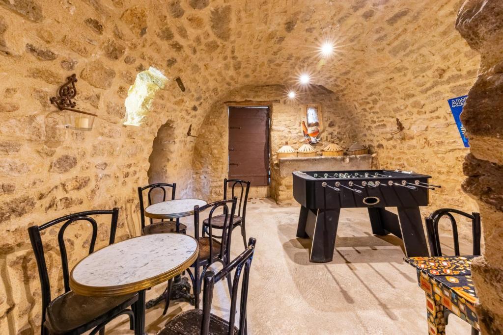 a tasting room with a table and chairs in a cave at Villa de 6 chambres avec piscine privee jardin clos et wifi a Saignon in Saignon