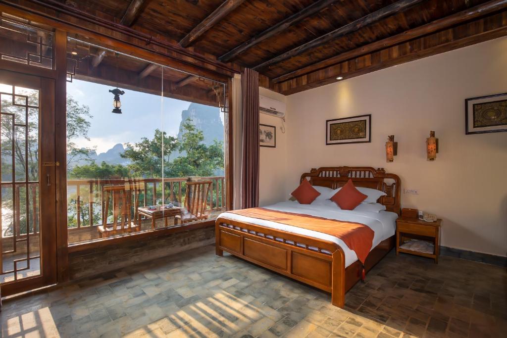 Postel nebo postele na pokoji v ubytování Yangshuo River Lodge Hotel-Free pick up from Yangshuo Area over three nights