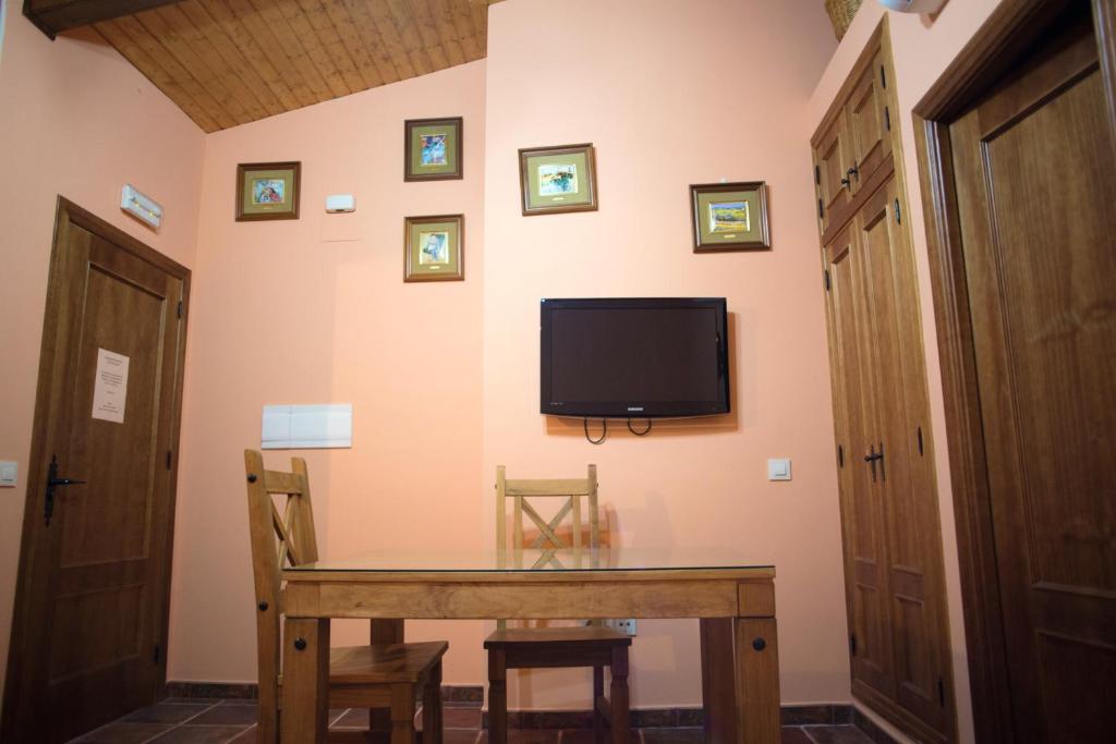 Camera con tavolo e TV a parete di One bedroom appartement with wifi at Alcantara ad Alcántara