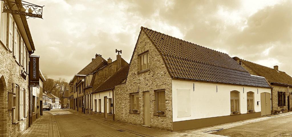 eine alte Straße in einer Stadt mit Gebäuden in der Unterkunft BeauVenue in Veurne