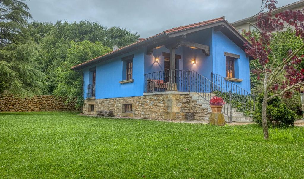 Casa azul con balcón y patio en Vistas al Valle, en Oreña