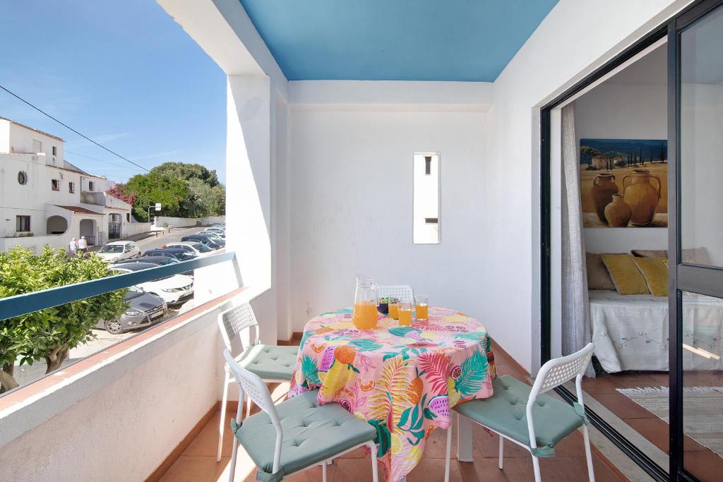 een balkon met een tafel en stoelen en een raam bij Mar azul 3 in Albufeira