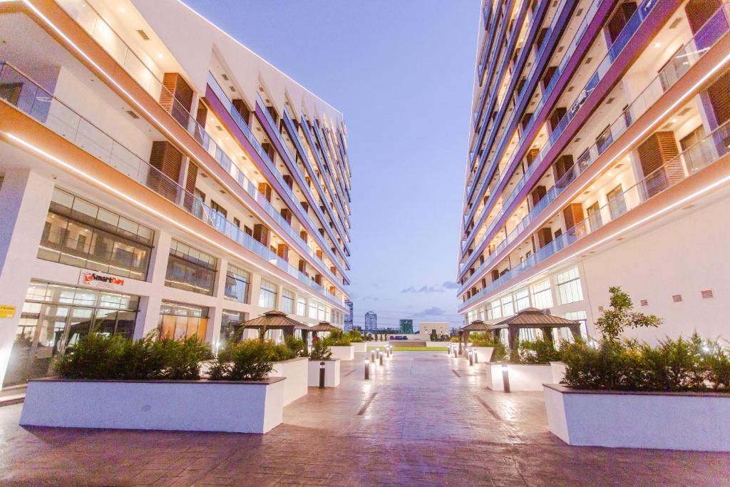 un pasillo vacío de un edificio con algunas plantas en Accra Luxury Apartments @ The Signature, en Accra