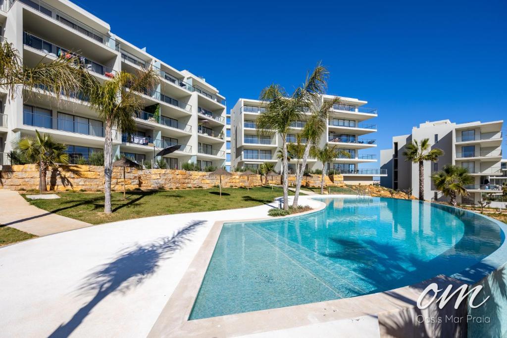 basen przed budynkiem apartamentowym w obiekcie Oasis Mar Praia - Penthouse with private seaview Jacuzzi w mieście Portimão