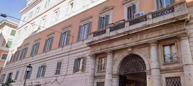 un gran edificio de ladrillo con un balcón en la parte superior. en AD Suites Nazionale en Roma